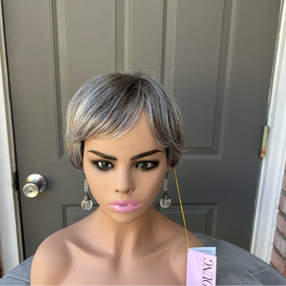 Paula Young A4352 Yvonne Brown Grey Wig Color - Picture 2 of 9